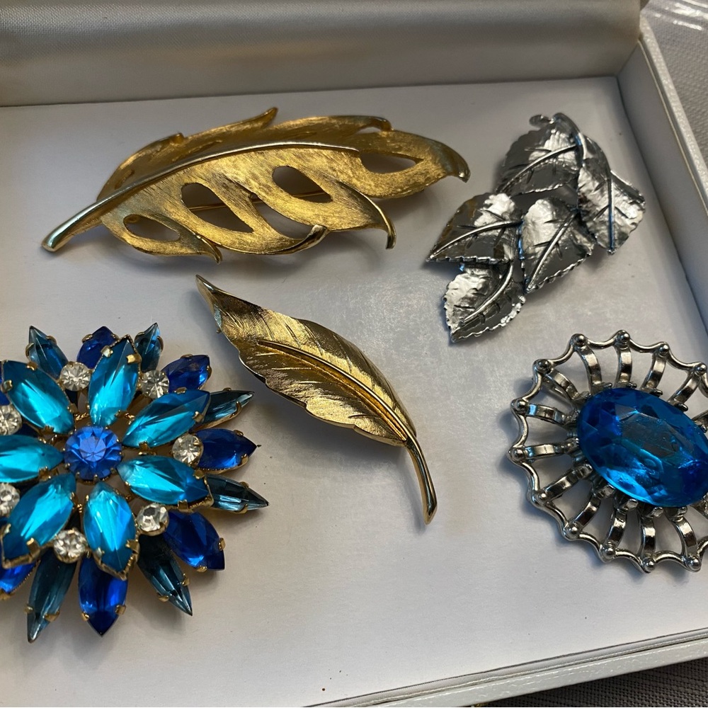 Lot of vintage brooches